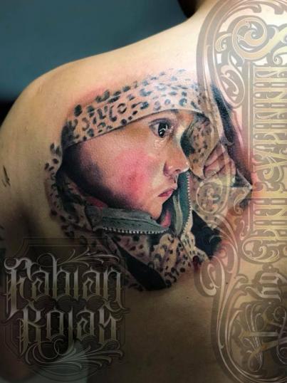 Retrato niño, realismo a color tatuaje realizado por Fabian Rojas