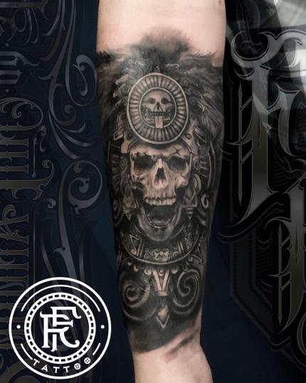 cráneo prehispánico, black and grey tatuaje realizado por Fabian Rojas