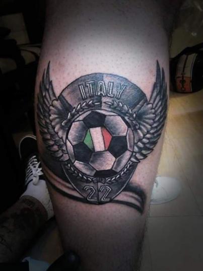 Balón de fútbol soccer tatuaje realizado por Héctor Ramírez