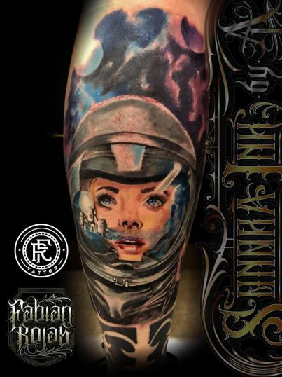 Astronauta en el espacio, realismo a color tatuaje realizado por Fabian Rojas