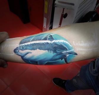 Tiburón a color tatuaje realizado por Héctor Ramírez
