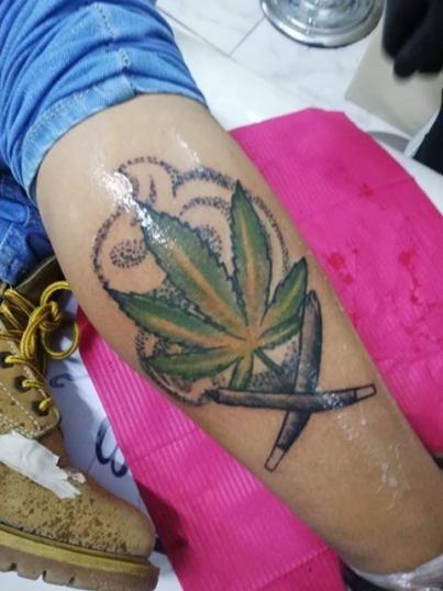 Hoja de mariguana tatuaje realizado por Héctor Ramírez