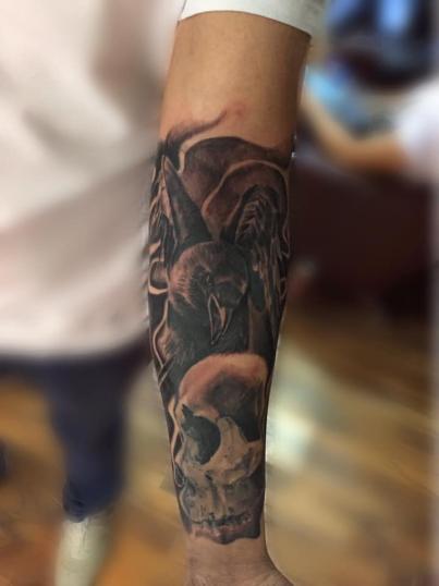 Cráneo y águila en el brazo tatuaje realizado por Baloo Rodríguez
