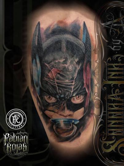 Batman bebe, realismo a color tatuaje realizado por Fabian Rojas