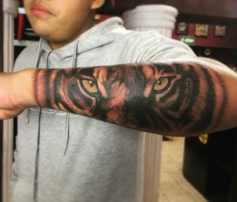 Tigre  tatuaje realizado por Zac Ink Tattoo Shop