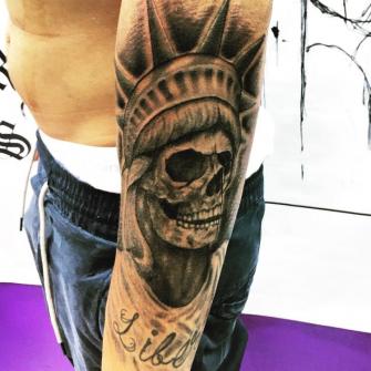 Skull TATTOO liberty tatuaje realizado por Ari Guzman