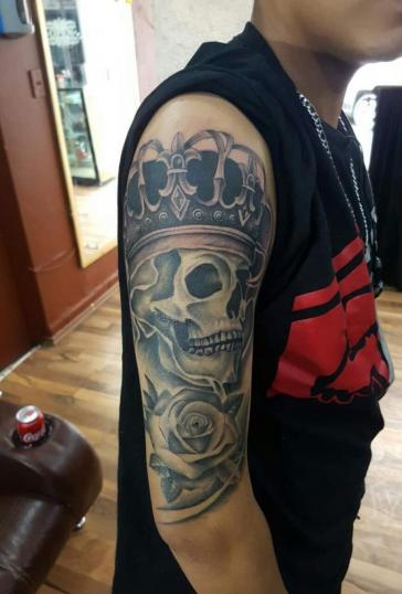 Craneo con corona tatuaje realizado por Erik Ramírez
