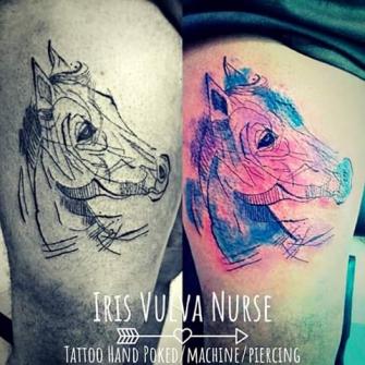 Caballo con acuarela tatuaje realizado por Iris Vulva Nurse