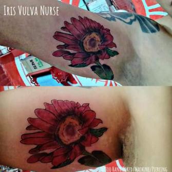 Girasol rojo tatuaje realizado por Iris Vulva Nurse