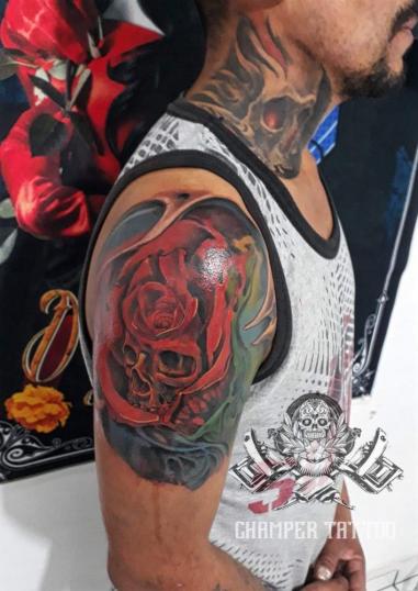 Rosa con craneo tatuaje realizado por Champer tattoo Querétaro 
