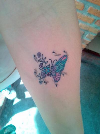 Mariposa con Flores  tatuaje realizado por Iris Vulva Nurse