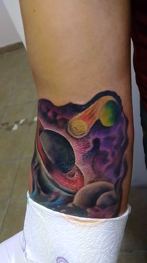 Galaxy planet tatuaje realizado por Jocker Ink Tattoo