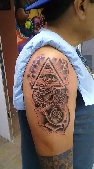 Tattoo ojo y rosas  tatuaje realizado por Jocker Ink Tattoo