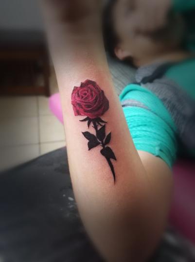 Rosa  tatuaje realizado por Omar Mendoza 