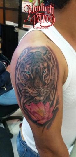 Tigre y flor de loto tatuaje realizado por Blas Aladid Maya