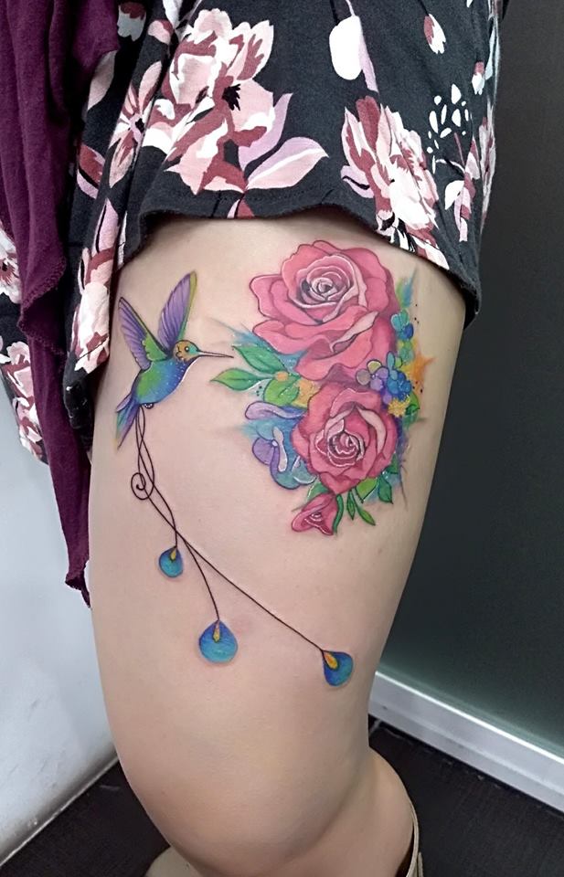 Colibrí y rosas en la pierna tatuaje realizado por Adan dados uno