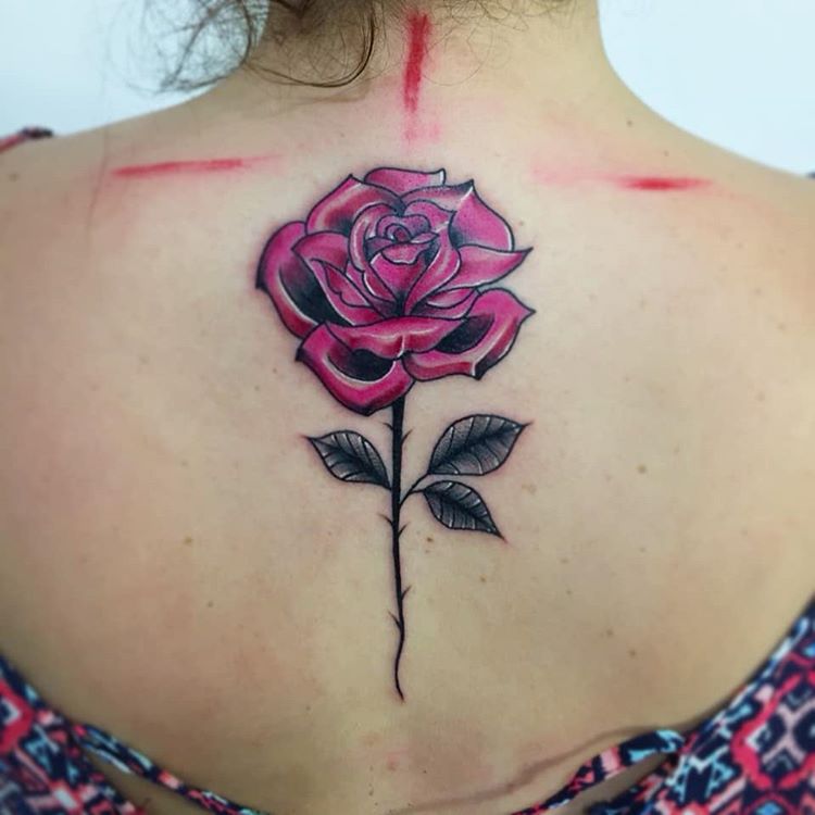 Rosa Espalda tatuaje realizado por Roberto Valencia