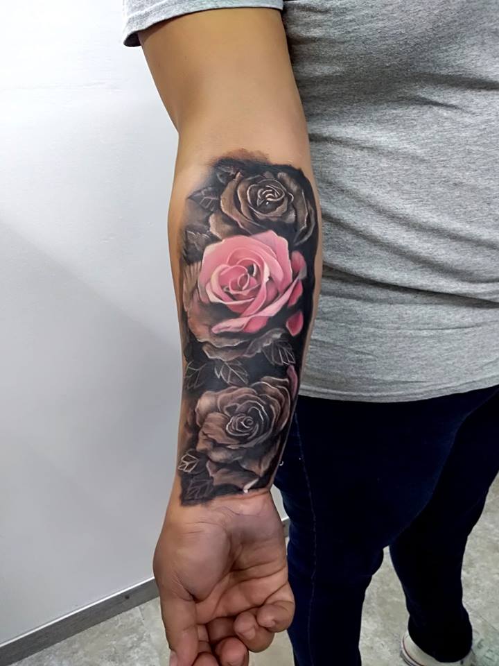 Rosas  tatuaje realizado por Adan dados uno