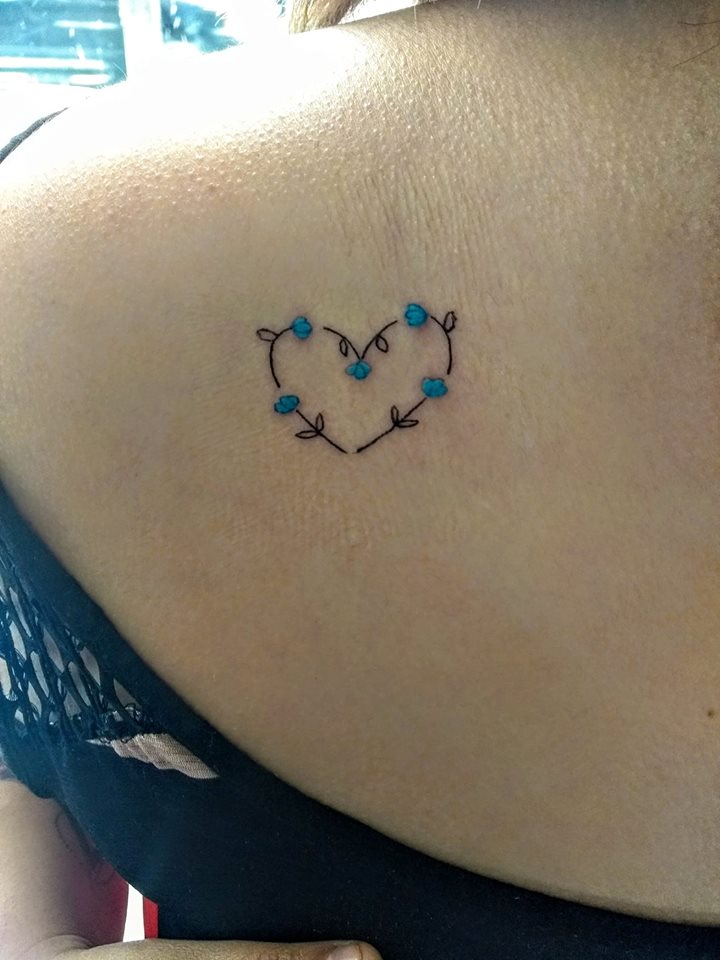 Corazón con flores  tatuaje realizado por Nowone