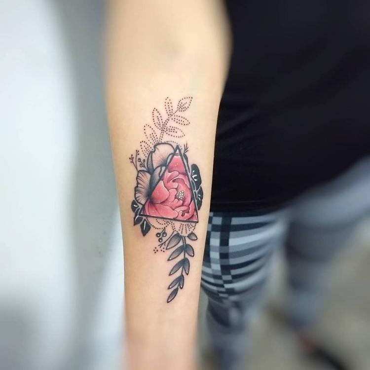 Flor Peonía tatuaje realizado por Roberto Valencia