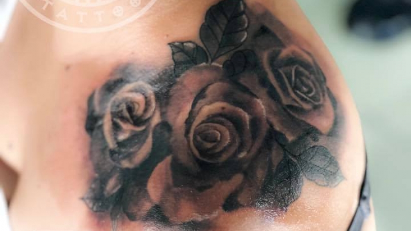 Tatuaje del artista Mexicano Fabian Rojas, Rosas en el hombro ...