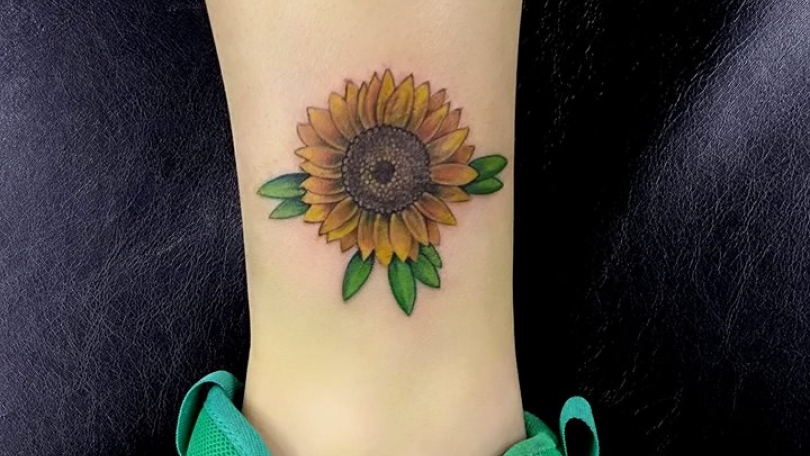 Tatuaje del artista Mexicano Adan dados uno, Girasol en espinilla ...