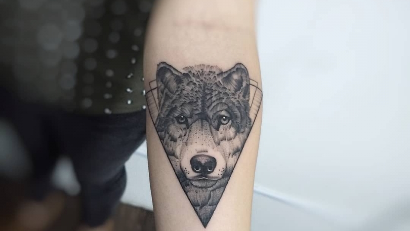 ▷ Tatuaje del artista Mexicano Roberto Valencia, Lobo en Blackwork |  Tatuajes y más