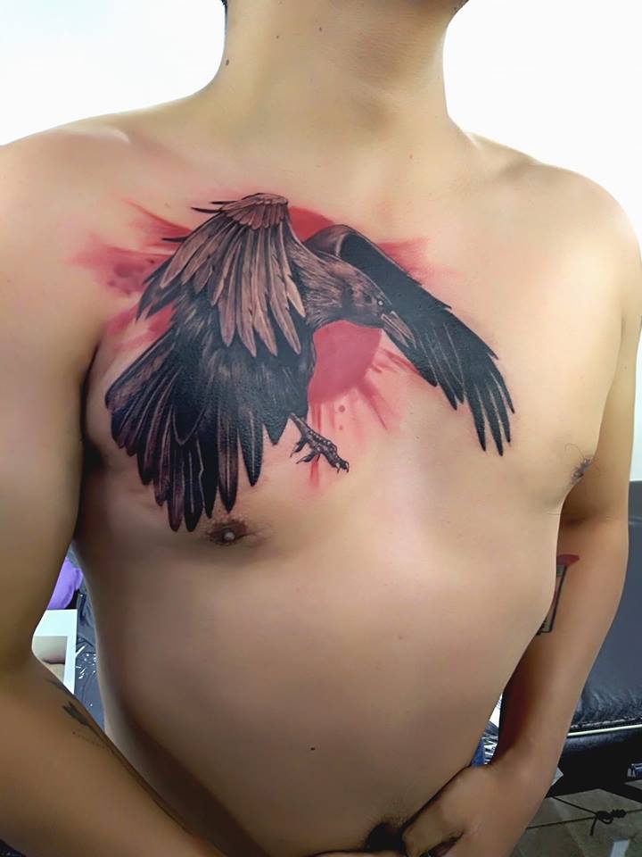 Cuervo en el pecho tatuaje realizado por Adan dados uno