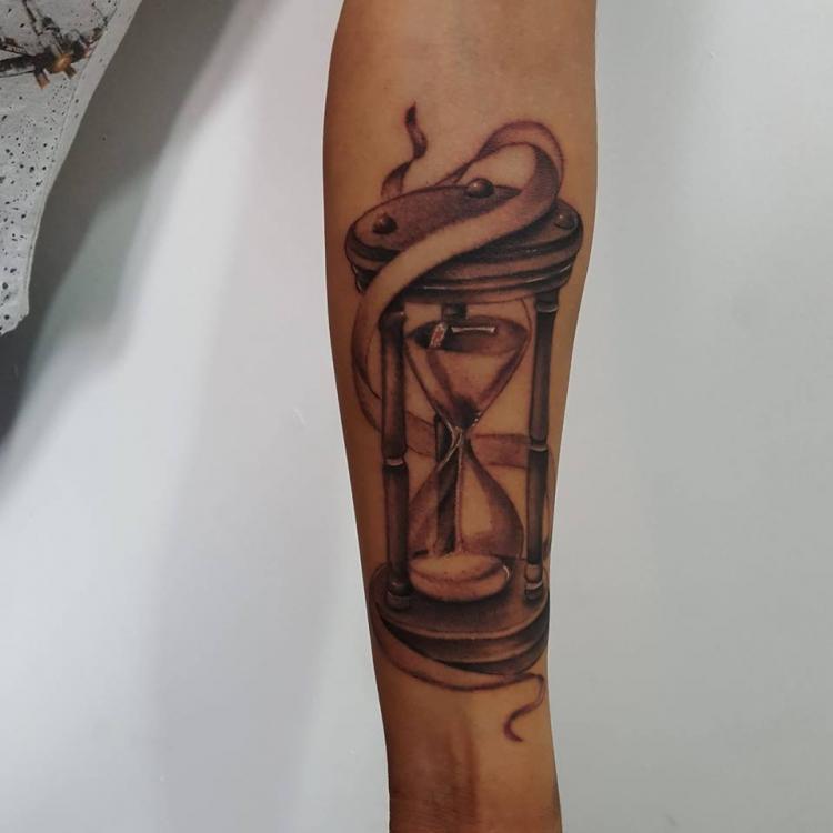 Reloj de arena  tatuaje realizado por Carlos Koyote Ramirez