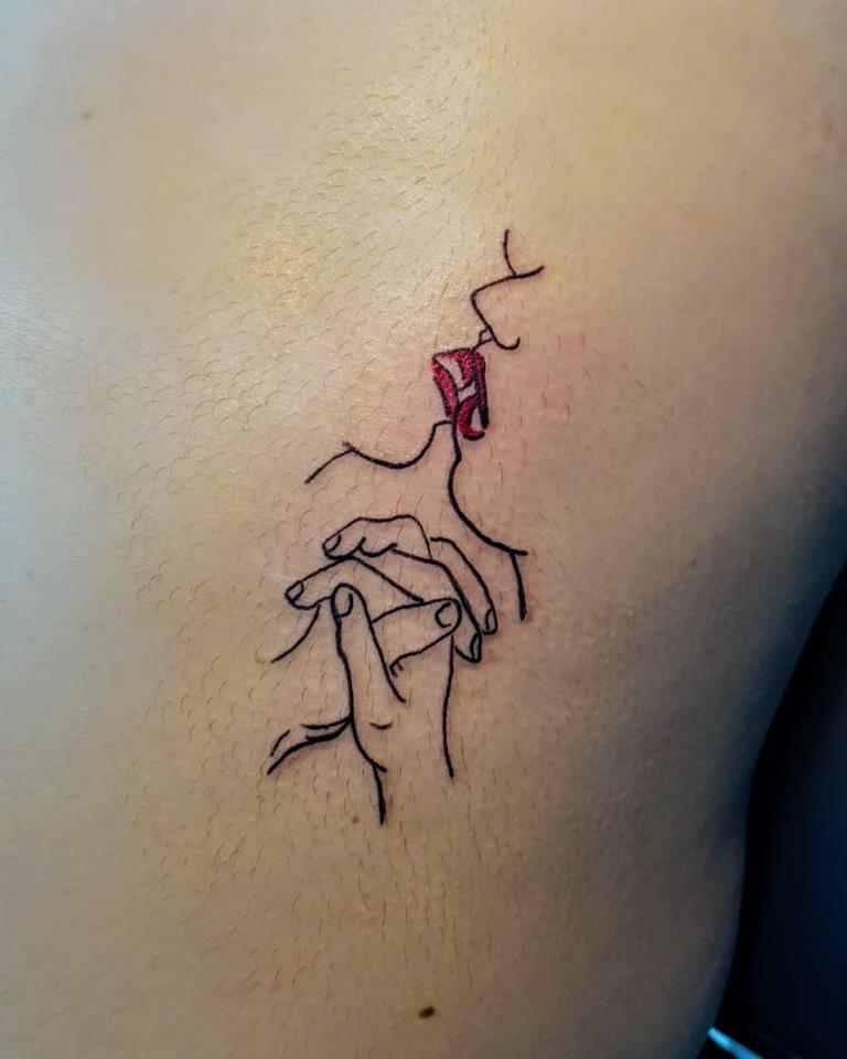 Beso tatuaje realizado por Nowone