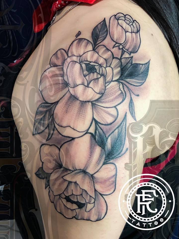 Flores Peonias en el hombro Blackwork tatuaje realizado por Fabian Rojas