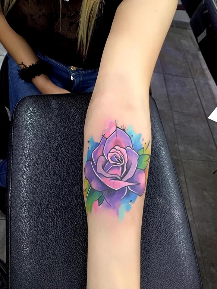 Rosa a color tatuaje realizado por Adan dados uno