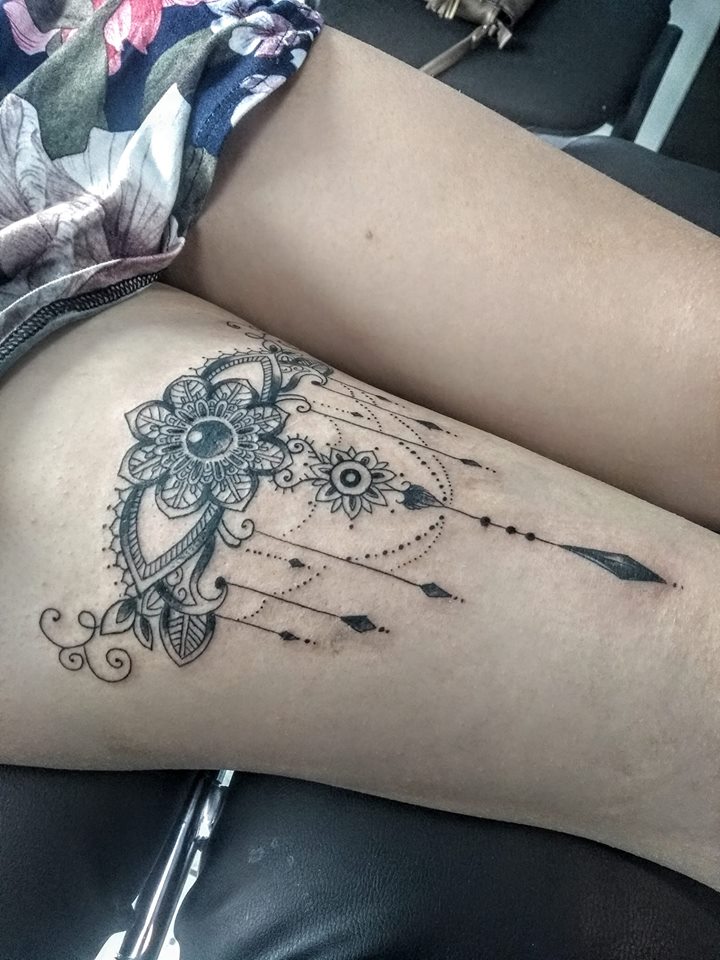 Flor Blackwok en la pierna tatuaje realizado por Nowone
