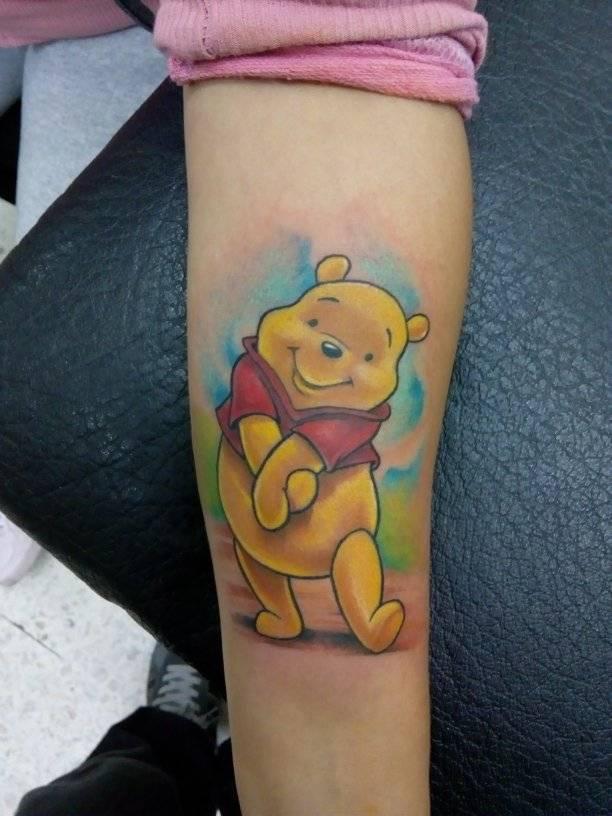 Winnie pooh tatuaje realizado por Victor Hugo Avalos / Cachorro