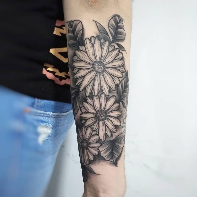 Margaritas en blackwork tatuaje realizado por Roberto Valencia
