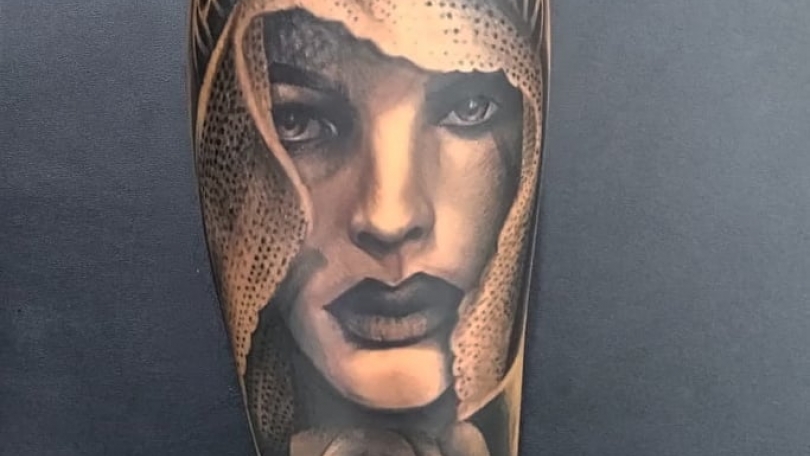 Tatuaje del artista Mexicano AR KY, Retrato mujer con una rosa ...