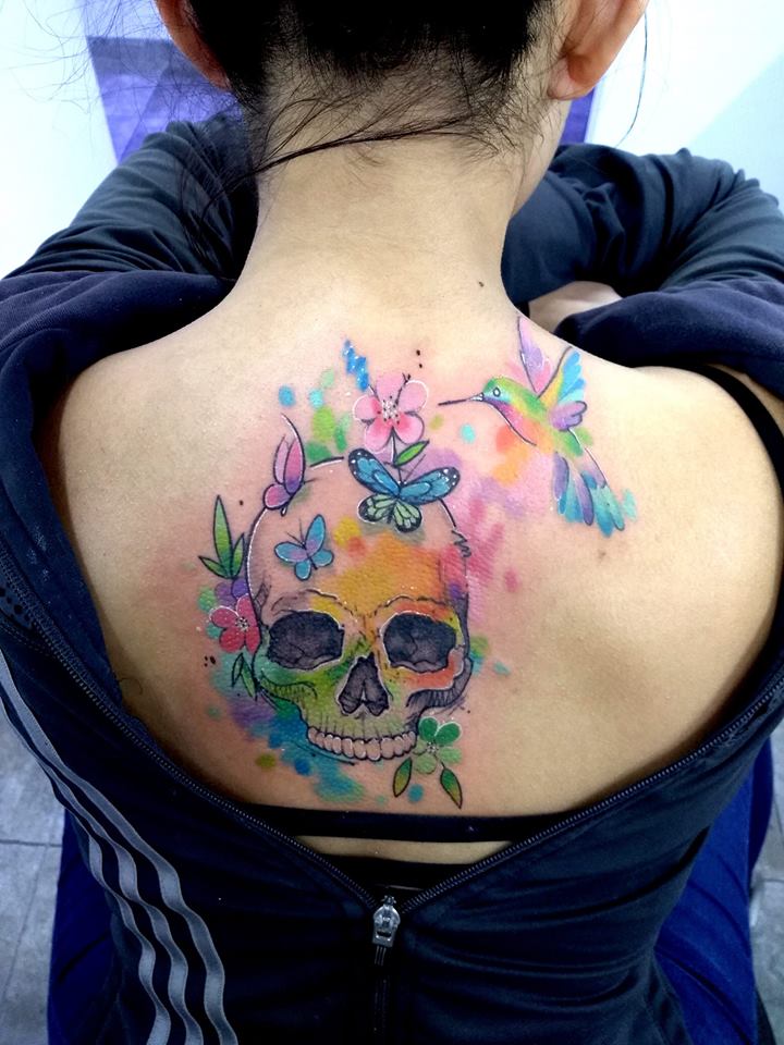 Cráneo y colibrí en acuarela tatuaje realizado por Adan dados uno