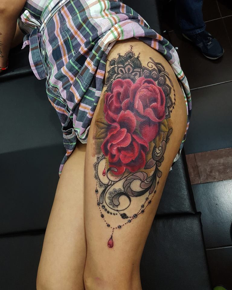 ▷ Tatuaje del artista Mexicano Carlos Koyote Ramirez, Rosas en el muslo |  Tatuajes y más