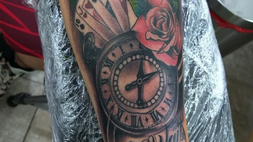 Tatuaje del artista Mexicano AR KY, Reloj, poker y rosas | Tatuajes y más