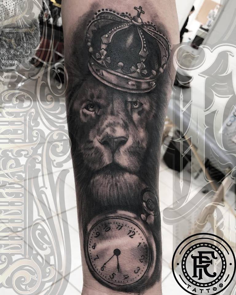 Leon y reloj Black and grey tatuaje realizado por Fabian Rojas