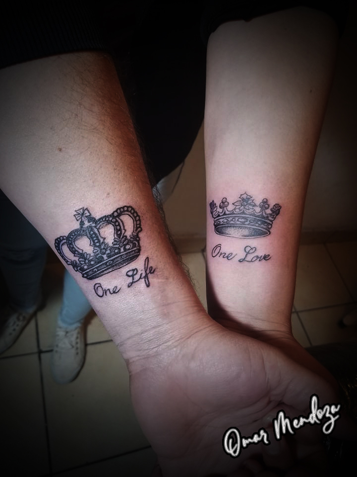 coronas pareja  tatuaje realizado por Omar Mendoza 