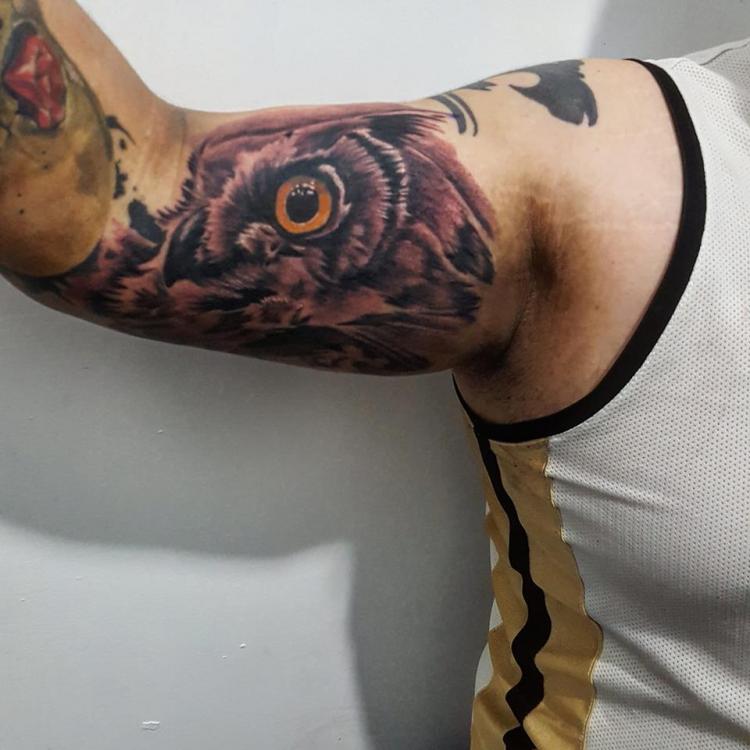 buho en el brazo tatuaje realizado por Carlos Koyote Ramirez