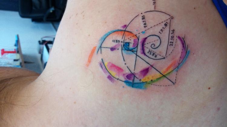 Sección áurea  tatuaje realizado por Jonathan Aguirre