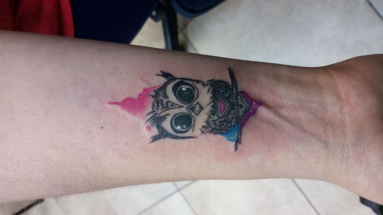 Búho  tatuaje realizado por Jonathan Aguirre