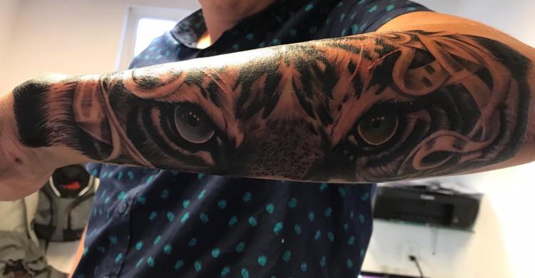 Ojos de tigre tatuaje realizado por Cristopher Ortiz