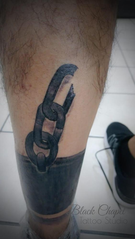 ▷ Tatuaje realizado en el estudio Jonathan Aguirre, Grillete