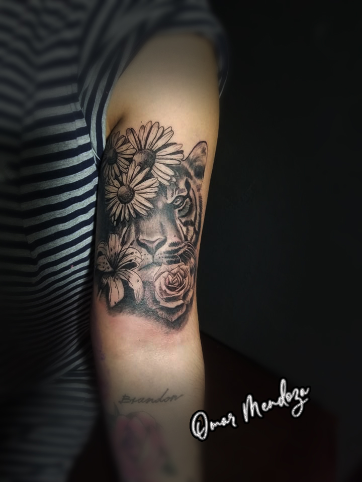 Tigre y FLores tatuaje realizado por Omar Mendoza 