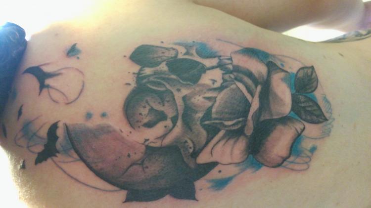 Craneo  tatuaje realizado por Cristopher Ortiz