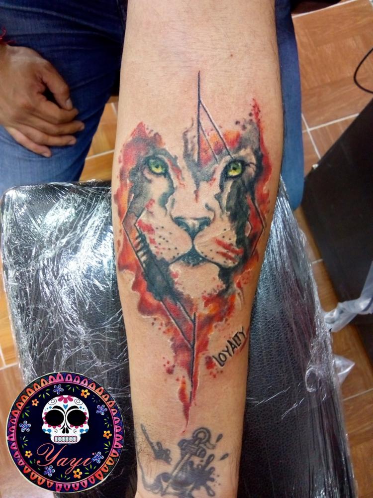 León en brazo tatuaje realizado por Yayi seo