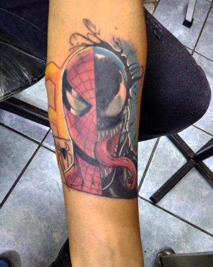 Marvel Spider-Man/venom tatuaje realizado por Ironik tattoo